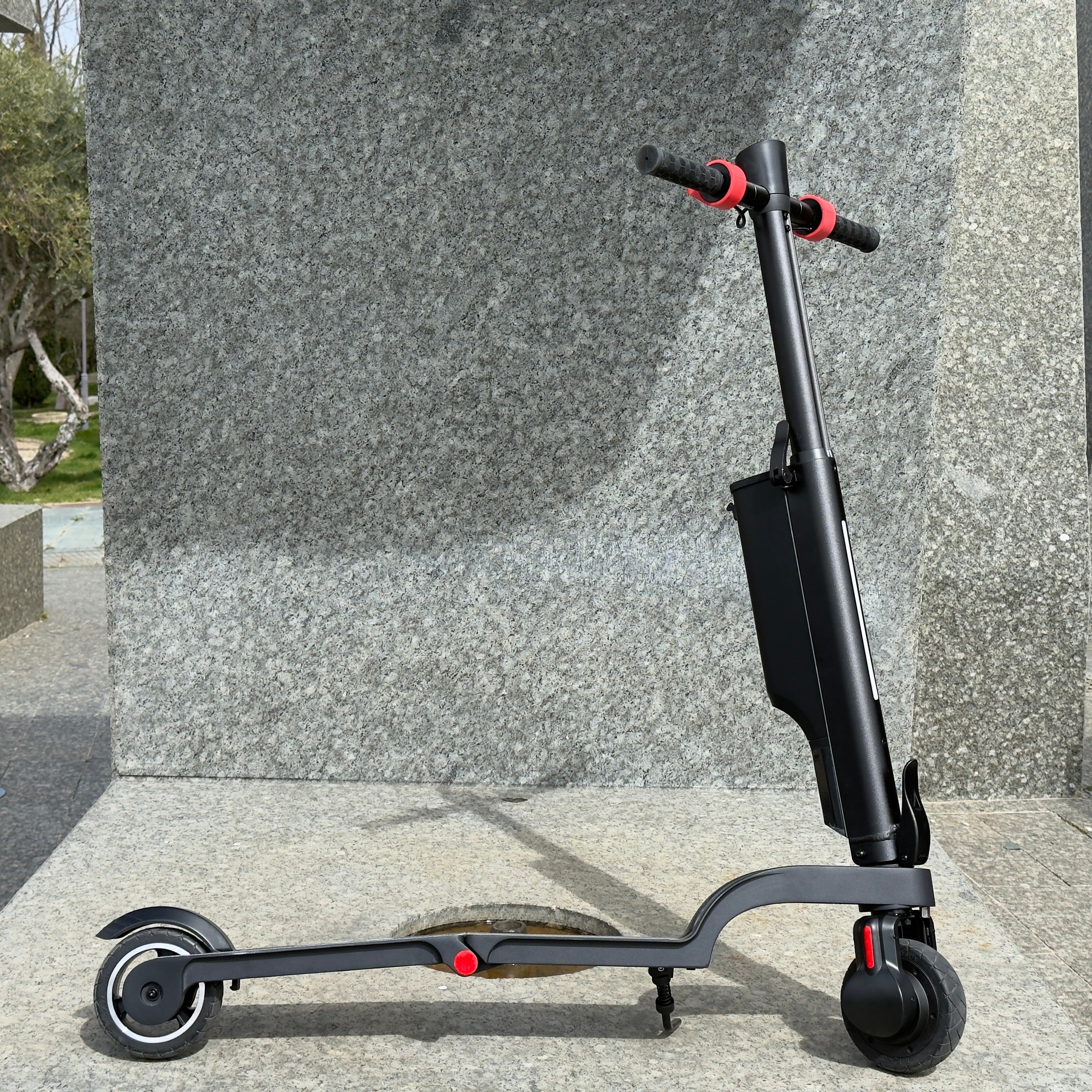 Patinete Eléctrico Plegable 25 km/h – Batería de Litio, Ligero y Portátil